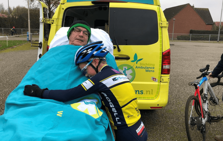 Stichting Ambulance Wens laat opa nog één keer crosswedstrijd kleinzoon bezoeken