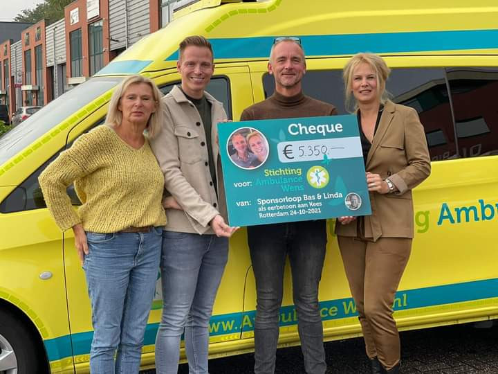  Bas Drenth en Linda de Jong hebben aan Stichting Ambulance Wens een cheque overhandigd van 5350 euro