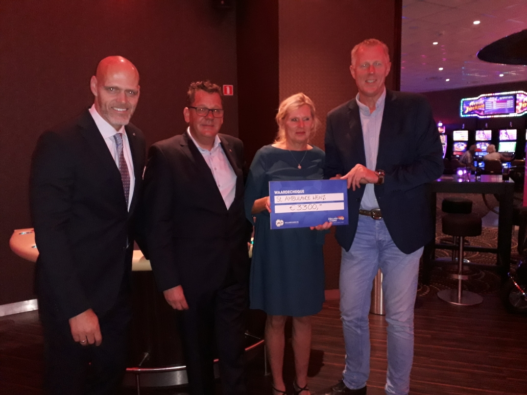 Holland Casino Scheveningen schenkt cheque van 3300 euro voor Ambulancewens