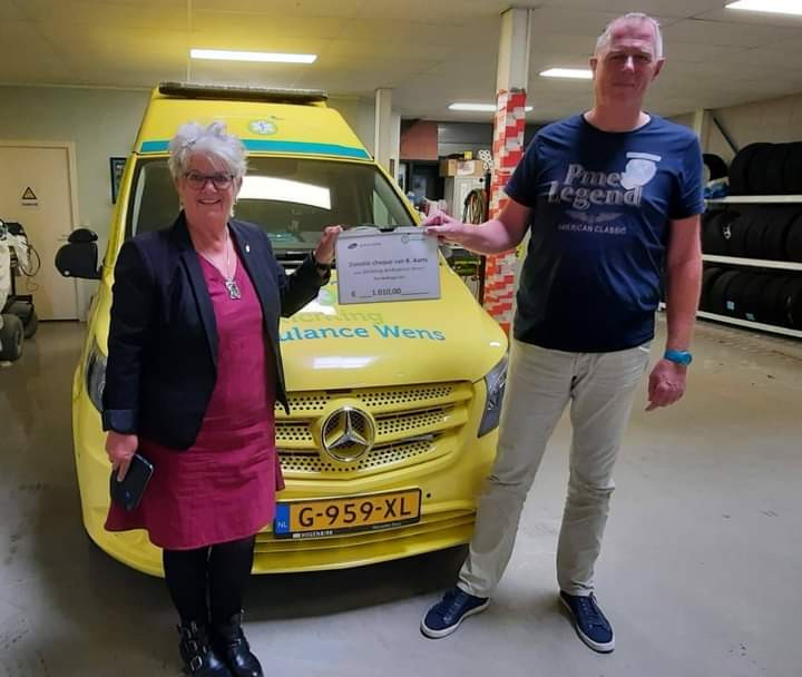 Mevrouw Aarts doneert aan Stichting Ambulance Wens 